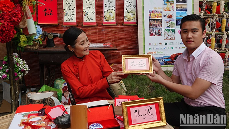 Không gian thư pháp tại Sắc quê Quảng Ngãi.