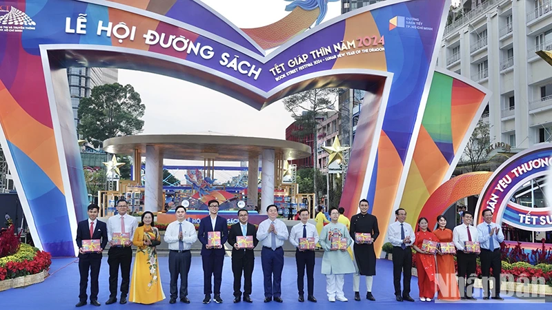 Các đại biểu lì xì sách Tết cho 10 công dân trẻ tiêu biểu của Thành phố Hồ Chí Minh.