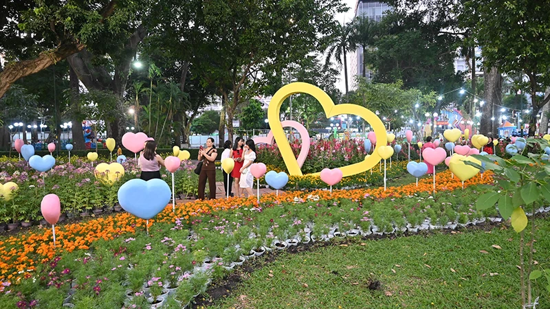 Du khách tham quan Hội hoa xuân Tao Đàn 2024.