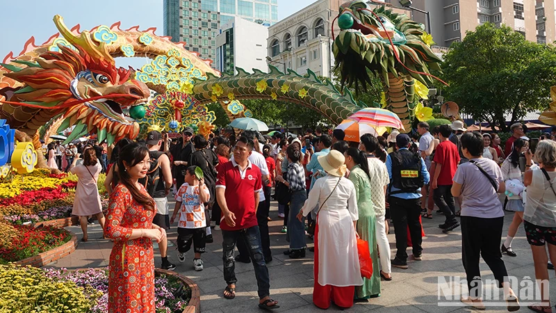 Hai linh vật rồng cổng chào Đường hoa Nguyễn Huệ sẽ được lưu lại trên Phố đi bộ Nguyễn Huệ dự kiến đến hết tháng Giêng âm lịch.