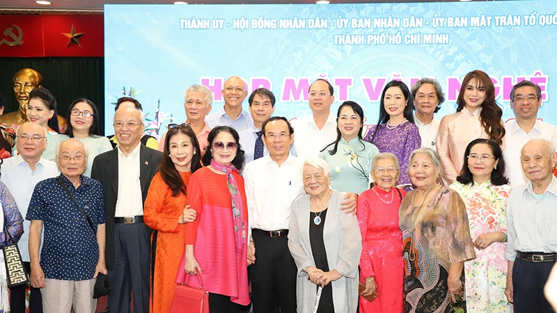 Lãnh đạo Thành phố Hồ Chí Minh chụp ảnh lưu niệm với văn nghệ sĩ tại buổi gặp gỡ. Ảnh: T.Tùng