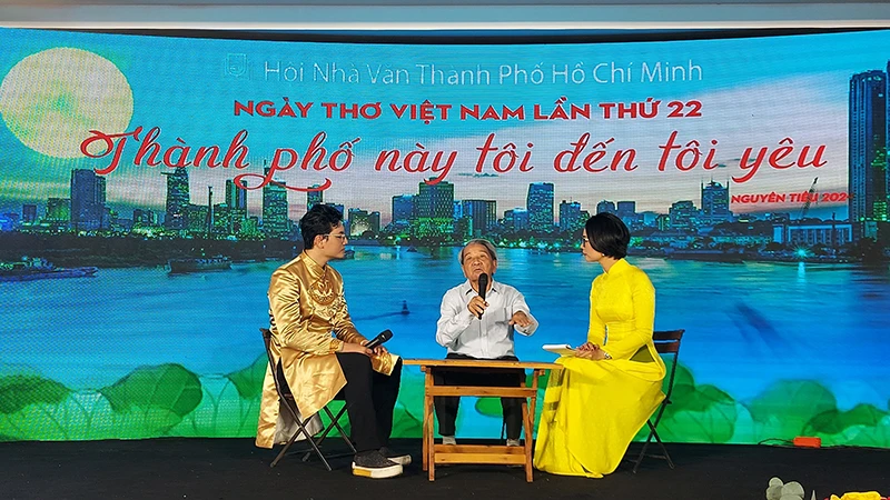 Giao lưu với nhà thơ Hoài Vũ trong chương trình thơ nhạc "Thành phố này tôi đến tôi yêu".