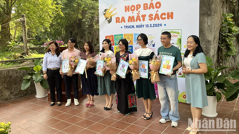 Ban tổ chức tặng hoa cho các tác giả tham gia bộ sách "Thiên nhiên kỳ thú".