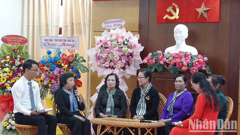 Các nữ thanh niên xung phong giao lưu tại chương trình.