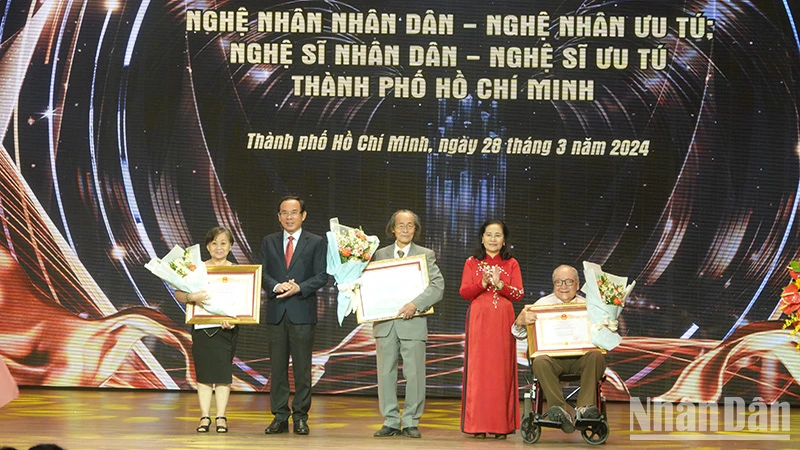 Đồng chí Nguyễn Văn Nên, Ủy viên Bộ Chính trị, Bí thư Thành ủy; đồng chí Nguyễn Thị Lệ, Phó Bí thư Thành ủy, Chủ tịch Hội đồng nhân dân Thành phố Hồ Chí Minh trao danh hiệu Nghệ sĩ Nhân dân cho các nghệ sĩ.