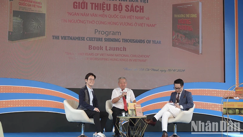Hai diễn giả chia sẻ nội dung bộ sách trong buổi tọa đàm.