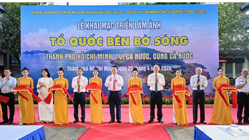 Các đại biểu thực hiện nghi thức cắt băng khai mạc triển lãm.