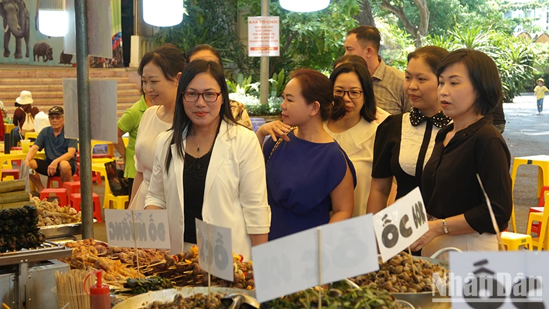 Các đại biểu tham quan các gian hàng ẩm thực.