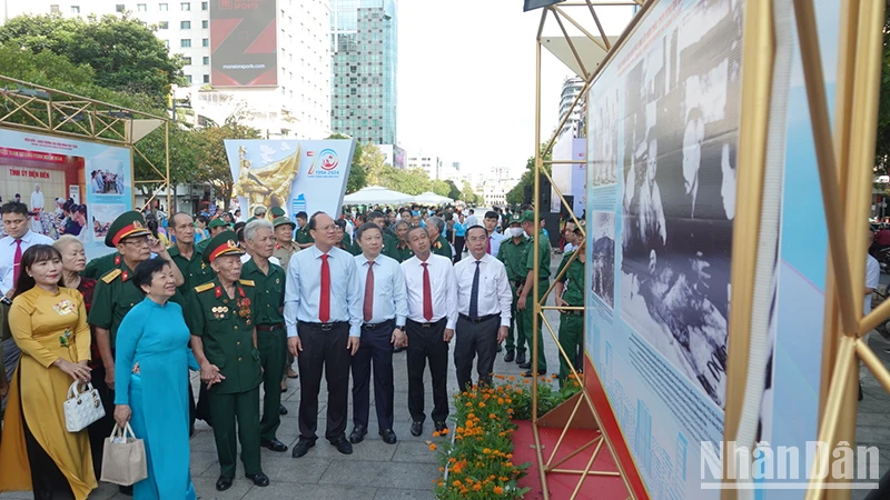 Các đại biểu tham quan triển lãm.