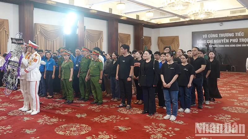 Người dân viếng Tổng Bí thư Nguyễn Phú Trọng tại Hội trường Thống Nhất tối 25/7.