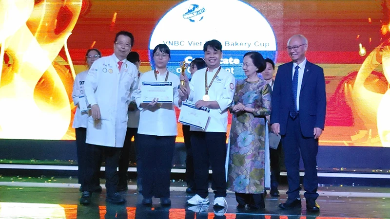 Ông Vũ Thế Bình, Chủ tịch Hiệp hội Du lịch Việt Nam (bìa phải) trao giải đặc biệt cho các thí sinh tham gia cuộc thi.