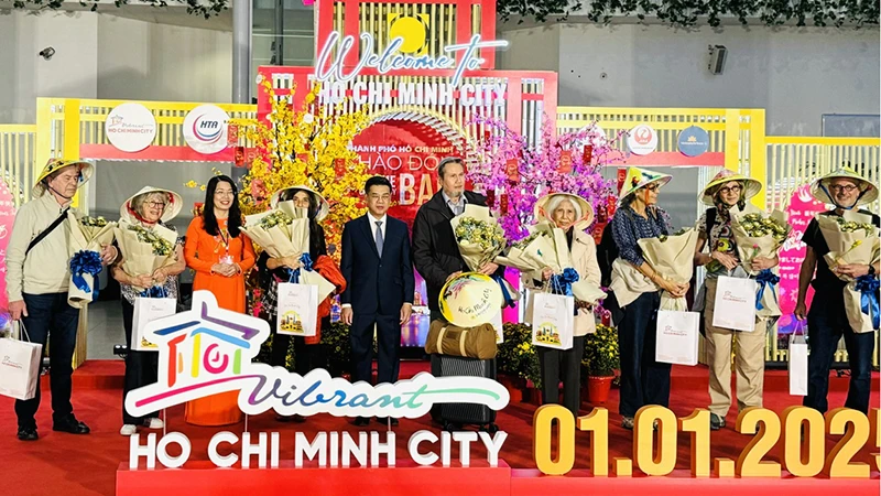 Lãnh đạo thành phố và sở du lịch chúc mừng những vị khách may mắn trên chuyến bay VN10 từ Pháp đến Thành phố Hồ Chí Minh của Hãng Hàng không Quốc gia Vietnam Airlines.