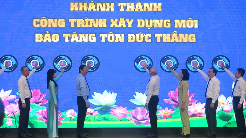 Các đại biểu thực hiện nghi thức khánh thành công trình xây mới Bảo tàng Tôn Đức Thắng.