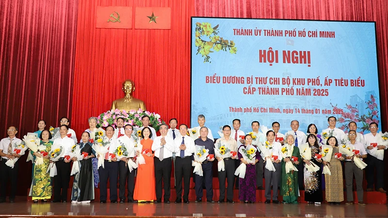 Lãnh đạo Thành phố Hồ Chí Minh tặng hoa và biểu trưng cho các đồng chí Bí thư chi bộ khu phố, ấp tiểu biểu.