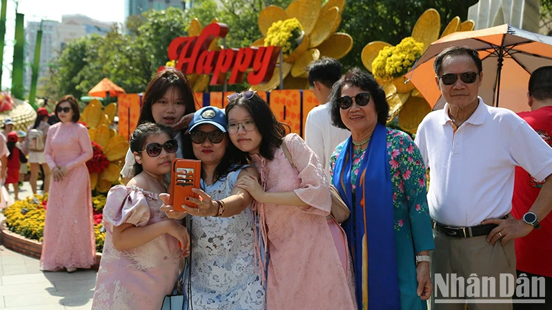 Khách vui xuân tại Đường hoa Nguyễn Huệ Tết Ất Tỵ 2025. (Ảnh: Thế Anh)