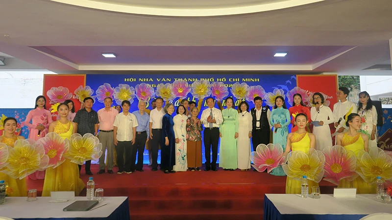 Đồng chí Nguyễn Văn Nên, Ủy viên Bộ Chính trị, Bí thư Thành ủy Thành phố Hồ Chí Minh chụp ảnh lưu niệm với các đại biểu, nhà thơ, nhà văn trong chương trình.