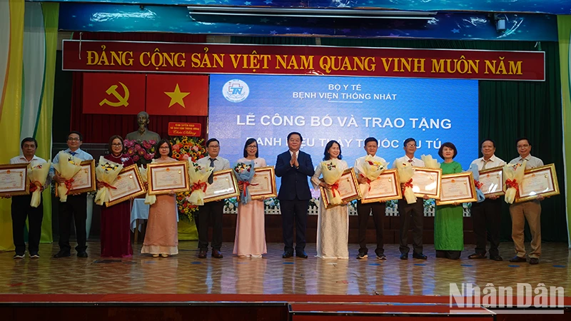 Đồng chí Nguyễn Trọng Nghĩa, Trưởng Ban Tuyên giáo và Dân vận Trung ương trao tặng danh hiệu Thầy thuốc Ưu tú cho các bác sĩ, điều dưỡng của Bệnh viện Thống Nhất.