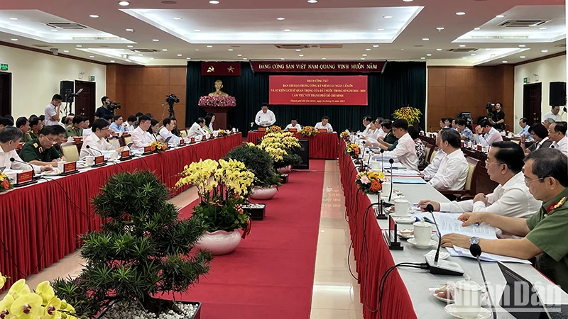 Quang cảnh buổi làm việc.