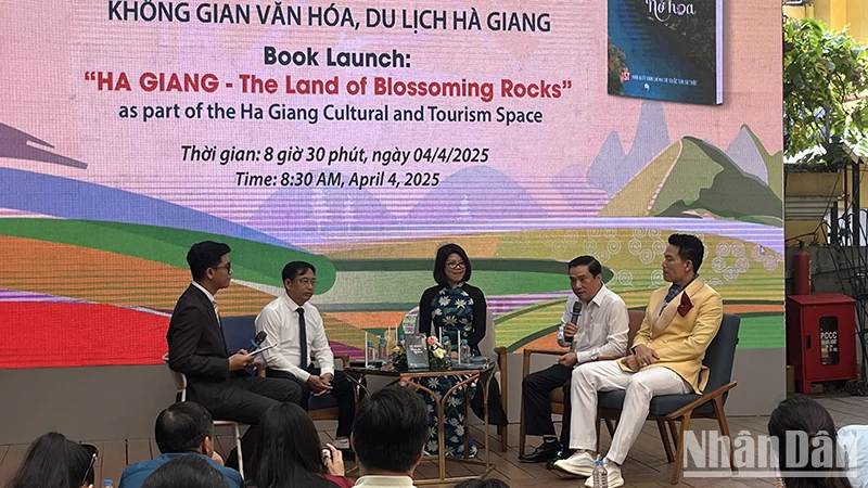Các khách mời trong buổi tọa đàm về cuốn sách "Hà Giang - miền đá nở hoa".