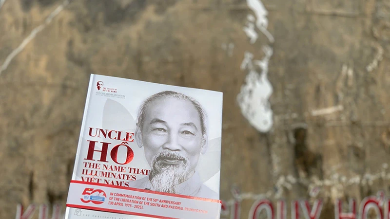 Bìa cuốn sách “Uncle Hồ, the name that illumiates Việt Nam’s beauty”. (Ảnh NXB Trẻ).