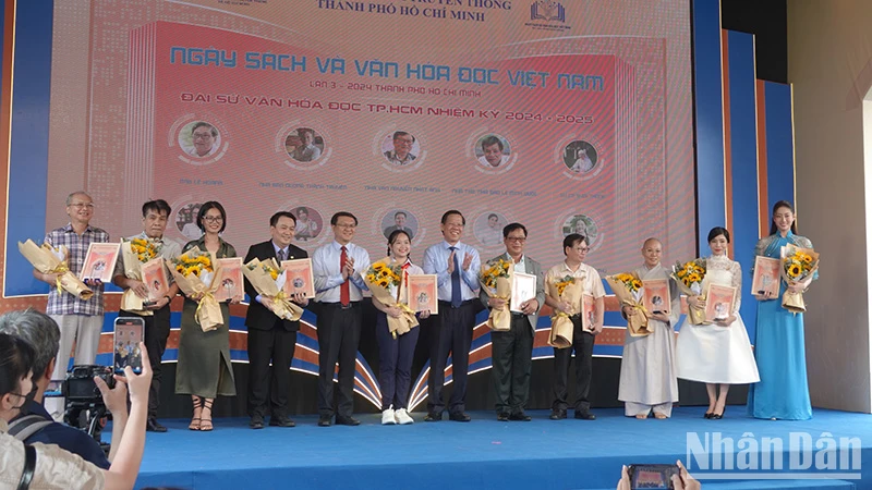 Ra mắt đại sứ văn hóa đọc Thành phố Hồ Chí Minh nhiệm kỳ 2024-2025 trong lễ khai mạc Ngày Sách và Văn hóa đọc Việt Nam lần 3 tại Thành phố Hồ Chí Minh. (Ảnh: Mạnh Hảo)