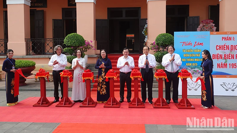 Các đại biểu thực hiện nghi thức cắt băng khai mạc trưng bày 2 chuyên đề. (Ảnh: M.H)