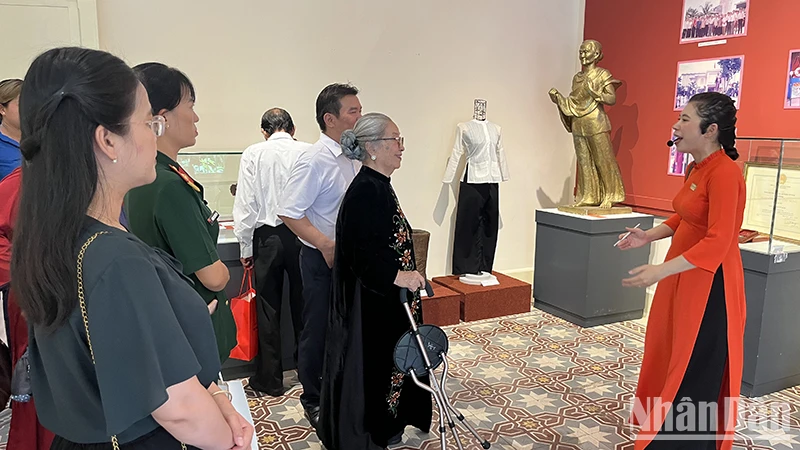 Khách đến tham quan trưng bày "Hành trình 40 năm - câu chuyện từ những hiện vật" tại Bảo tàng Phụ nữ Nam bộ. (Ảnh M.H).