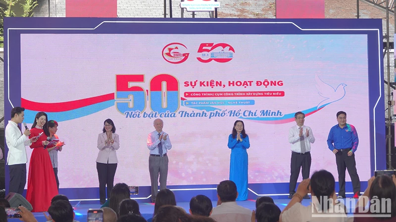 Các đại biểu thực hiện nghi thức khai mạc Triển lãm. (Ảnh M.H)