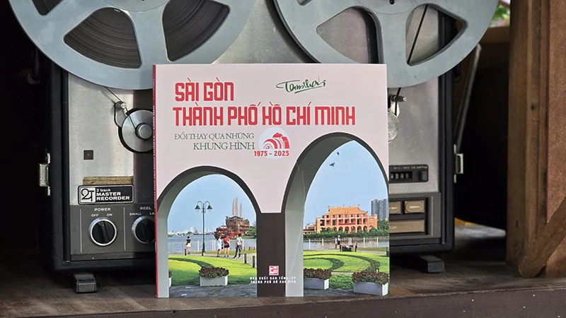 Bìa cuốn sách "Sài Gòn-Thành phố Hồ Chí Minh: Đổi thay qua những khung hình (1975-2025). (Ảnh nxb).