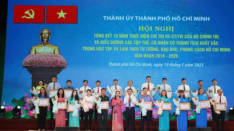 Biểu dương các tập thể có thành tích xuất sắc trong học tập và làm theo tư tưởng, đạo đức, phong cách Hồ Chí Minh giai đoạn 2026-2025. (Ảnh NL)
