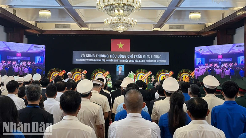 Nhiều đoàn, người dân đến viếng Nguyên Chủ tịch nước Trần Đức Lương tại Hội trường Thống Nhất, Thành phố Hồ Chí Minh (Ảnh: THÊ ANH).