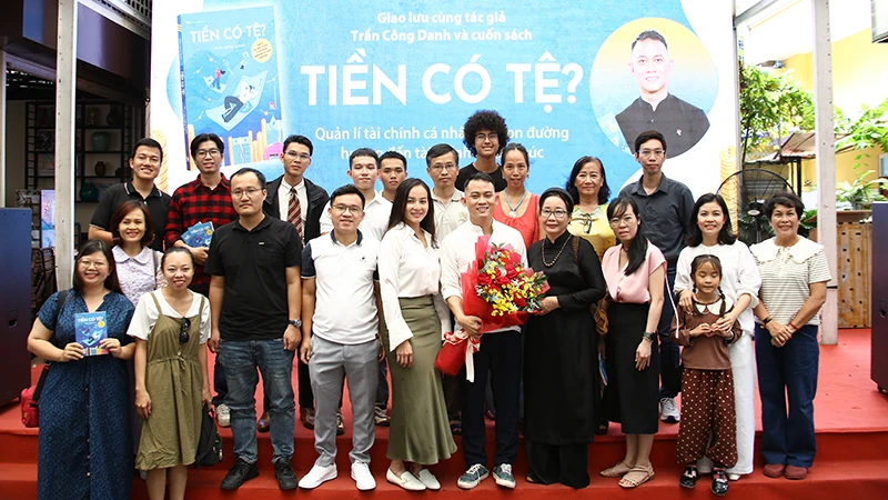 Khách mời, độc giả chụp ảnh lưu niệm với tác giả Trần Công Danh (ôm hoa) sau buổi giao lưu (Ảnh: NXB Kim Đồng).