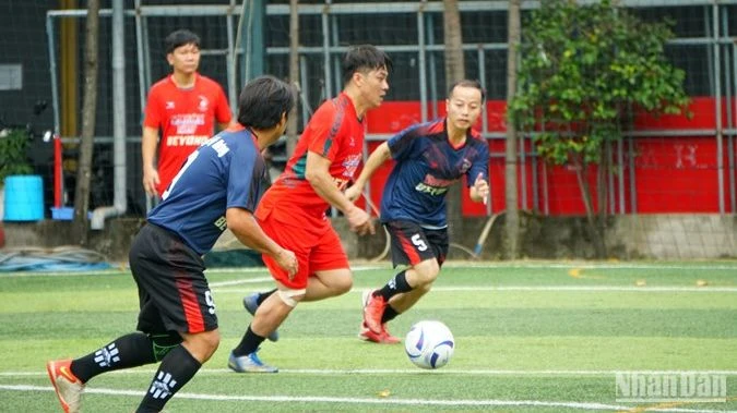 Một pha tranh bóng trong trận đấu giữa Báo Người Lao Động và Liên quân Sài Gòn Giải Phóng và Đài tiếng nói TP Hồ Chí Minh