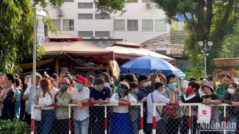 Nhiều người dân đến theo dõi quá trình xét xử bà Nguyễn Phương Hằng và các đồng phạm.
