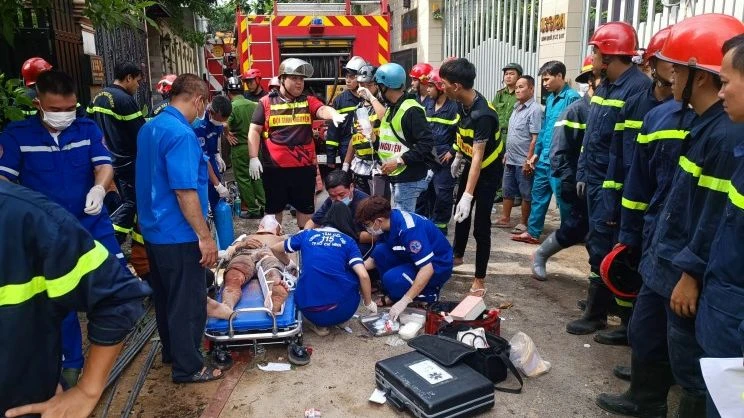 Các lực lượng cứu hộ sơ cứu cho một nạn nhân bị thương vụ sập nhà.