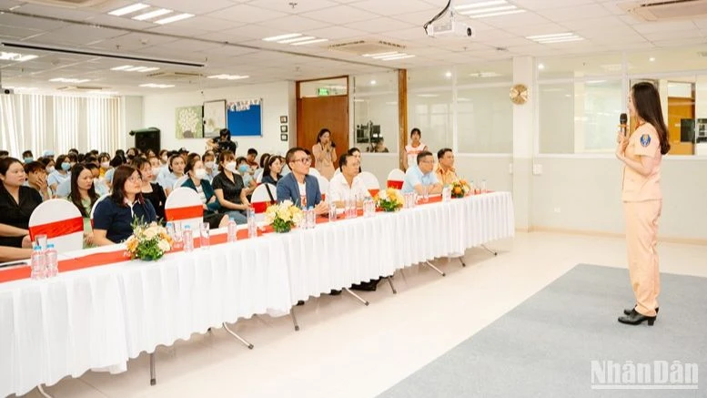 Cảnh sát giao thông tỉnh Hòa Bình tuyên truyền về an toàn giao thông cho công nhân viên trên địa bàn tỉnh