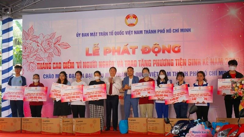 Trao tặng bảng tượng trưng và quà tặng cho sinh viên vượt khó học giỏi năm học 2023-2024.