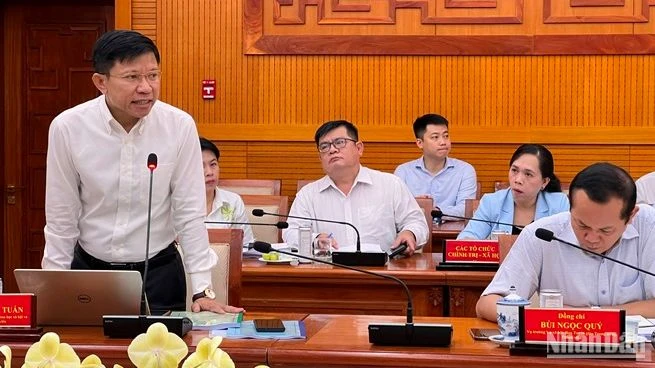 Các đại biểu góp ý kiến tại buổi làm việc.