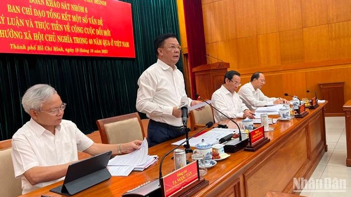 Đồng chí Đinh Tiến Dũng, Ủy viên Bộ Chính trị, Bí thư Thành ủy Thành phố Hà Nội phát biểu tại buổi làm việc.