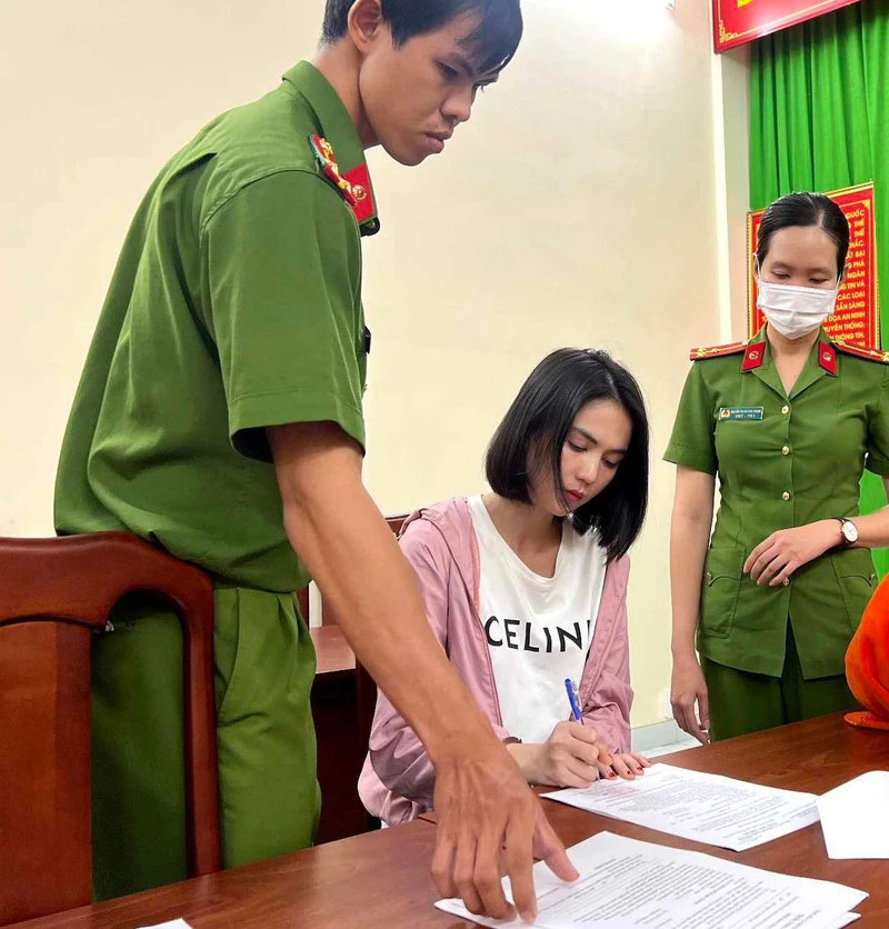 Ngọc Trinh tại cơ quan công an. (Ảnh: Công an cung cấp) 