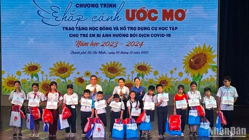 Các em có hoàn cảnh khó khăn trên địa bàn Thành phố Hồ Chí Minh nhận học bổng từ chương trình.