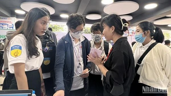 Sinh viên HUTECH nghe tư vấn về việc làm tại ngày hội.