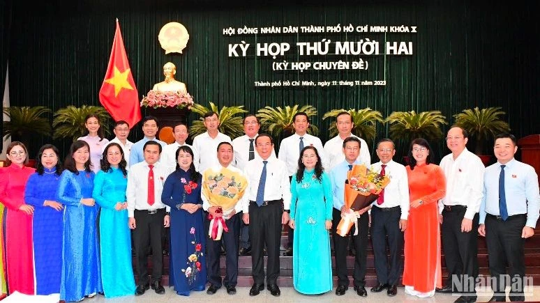 Đồng chí Nguyễn Văn Nên, Ủy viên Bộ chính trị, Bí thư Thành uỷ Thành phố Hồ Chí Minh chúc mừng đồng chí Phạm Thành Kiên và Nguyễn Văn Dũng. (ẢNH: VIỆT DŨNG)