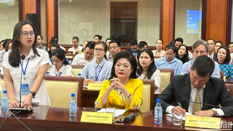 Sinh viên phát biểu ý kiến tại chương trình gặp mặt.