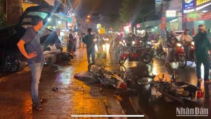 Hiện trường vụ tai nạn liên hoàn làm 1 người chết và nhiều người bị thương.