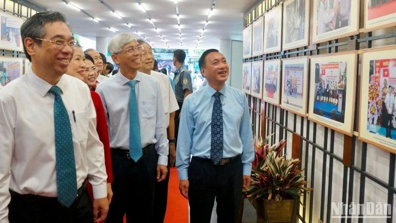 Các đại biểu tham quan triển lãm hình ảnh các hoạt động tổ chức Ngày hội Đại đoàn kết toàn dân tộc giai đoạn 2003-2023