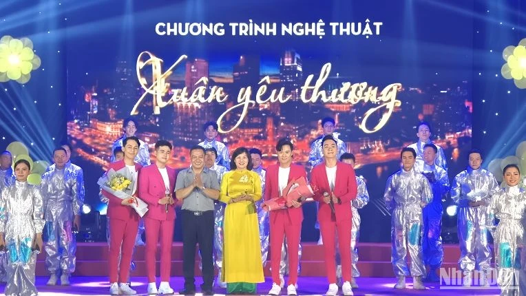 Ban Tổ chức tri ân các nghệ sĩ tham gia chương trình văn nghệ "Xuân yêu thương"