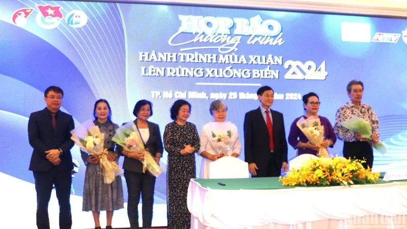 Đại diện các đơn vị thông tin tại chương trình “Hành trình mùa xuân lên rừng xuống biển” năm 2024.