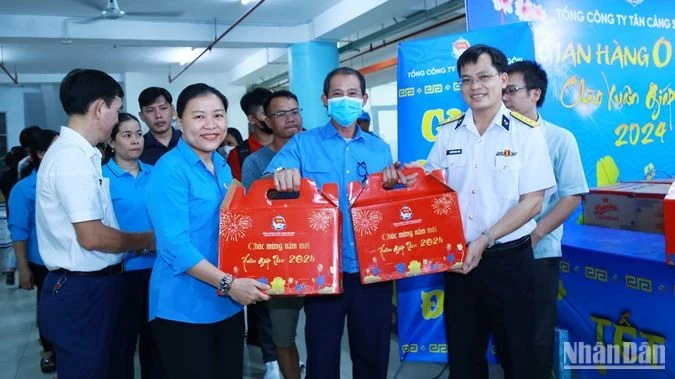 Đại tá Nguyễn Năng Toàn, Bí thư Đảng ủy, Chủ tịch Tổng Công ty và lãnh đạo Liên đoàn lao động thành phố Thủ Đức trao quà cho người lao động.