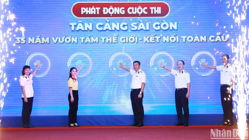 Các đại biểu nhấn nút phát động cuộc thi.